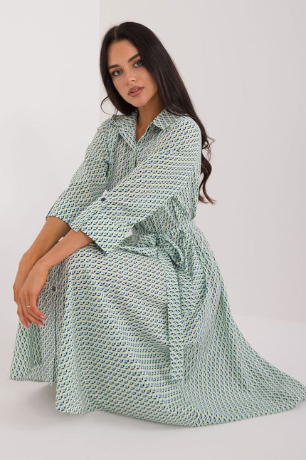 Robe chemise bleue et blanche à motif géométrique, manches longues, mi-longue, pour cocktail ou travail.