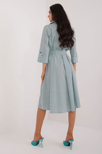 Robe midi bleue et blanche à motif, style décontracté chic avec manches trois-quarts pour femme.