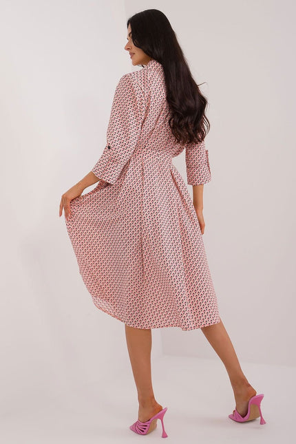 Robe midi chic à manches trois-quarts rose et terracotta pour cocktail ou événement décontracté.