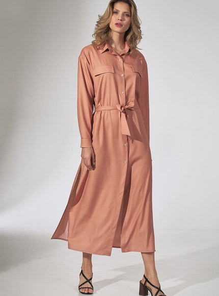 Robe chemise terracotta midi casual avec ceinture assortie pour un look décontracté et tendance, manches longues, idéale pour le quotidien.