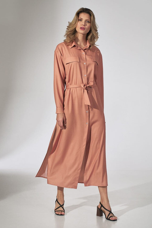 Robe chemise terracotta midi casual avec ceinture assortie pour un look décontracté et tendance, manches longues, idéale pour le quotidien.