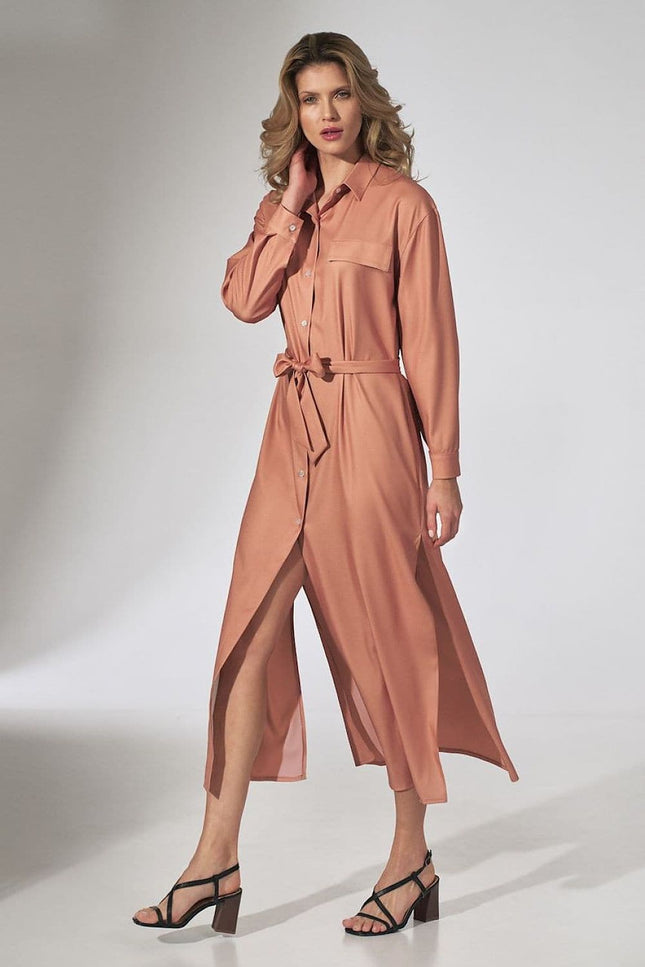 Robe chemise terracotta midi casual avec ceinture et manches longues pour un look décontracté et élégant.