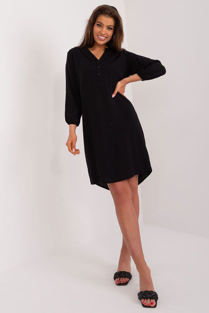 Robe noire, style simple et chic, coupe droite, avec manches longues, idéale pour cocktail ou soirée, longueur courte.