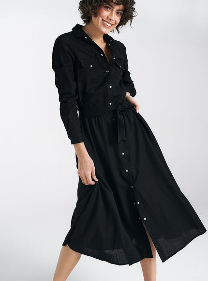 Robe chemise noire midi casual avec manches longues et ceinture pour un look quotidien et confortable.