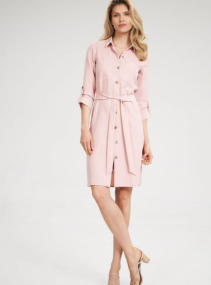 Robe rose midi style chemise élégante avec ceinture et manches longues pour un look casual chic.