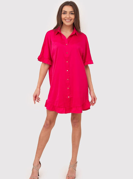 Robe rouge courte casual idéale pour l'été, à manches courtes et col chemise, parfaite pour un look décontracté.