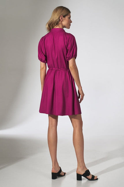 Robe chemise violette casual mi-longue à manches courtes pour une allure décontractée et moderne.