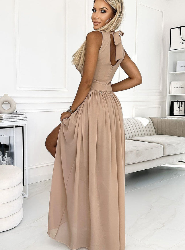 Robe soirée chic beige longue fendue avec noeud au dos pour évènements élégants et occasions spéciales.