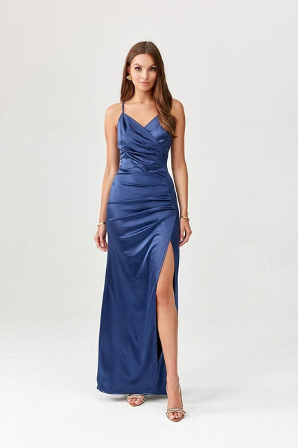 Robe soirée chic bleue foncée longue, style élégant avec fente, idéale pour cocktail ou mariage.