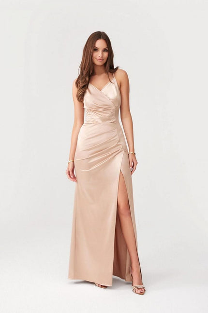 Robe soirée chic longue couleur champagne, sans manches avec fente latérale, idéale pour gala ou événement formel.