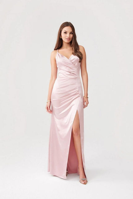 Robe soirée chic rose longue fendue, idéale pour mariage invité, style élégant avec décolleté en V et sans manches.