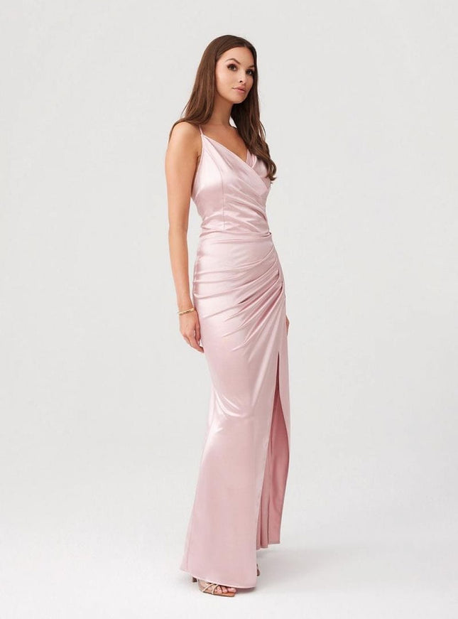 Robe soirée chic rose longue fendue sans manches pour gala ou mariage, avec un style élégant et féminin.