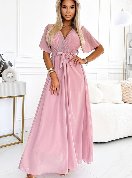 Robe soirée chic rose longue fluide avec manches courtes pour événements élégants et occasions festives.