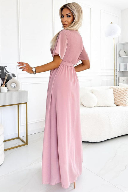 Robe soirée chic rose longue fluide avec manches courtes et ceinture élégante pour occasions festives.