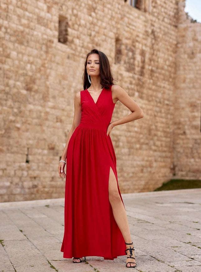 Robe soirée chic rouge longue sans manches avec fente pour femme élégante, idéale pour mariage ou gala.