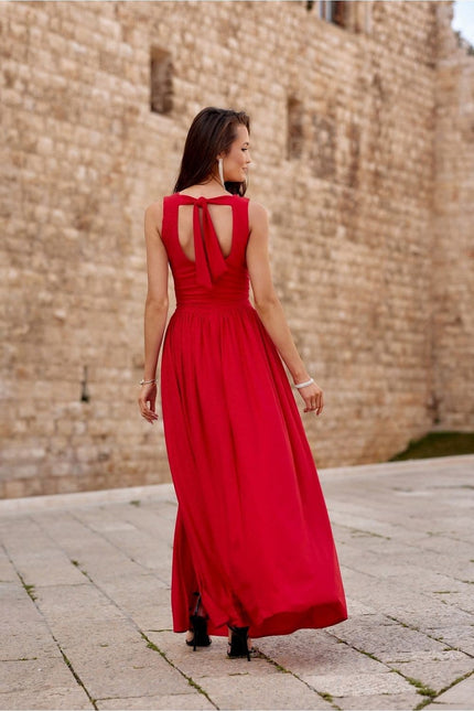 Robe soirée chic rouge longue sans manches avec détail dos nu pour gala ou mariage.