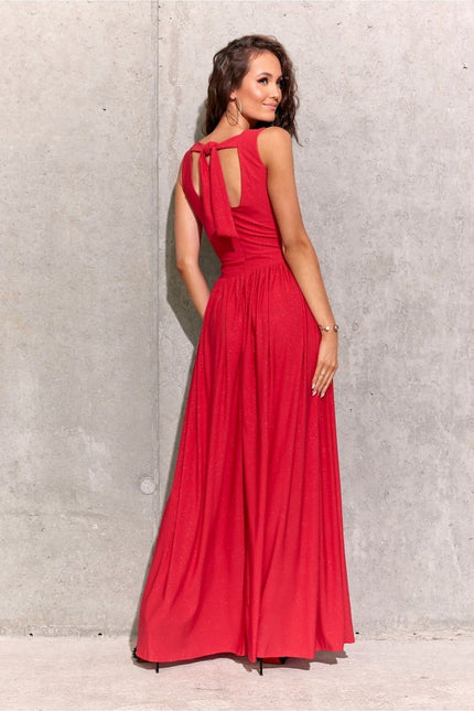 Robe soirée chic rouge longue sans manches avec détail noeud au dos pour gala ou événement spécial.