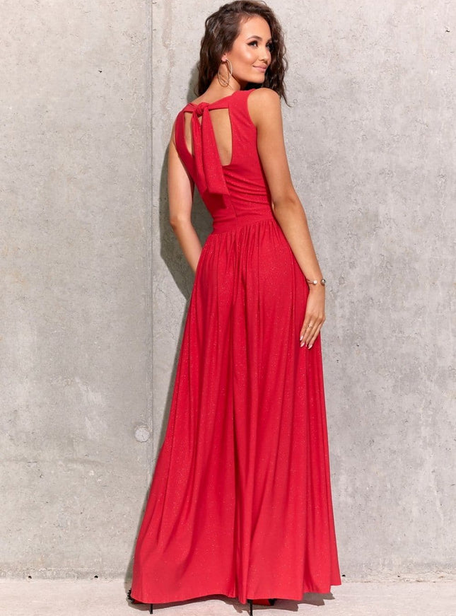 Robe soirée chic rouge longue sans manches avec détail noeud au dos pour gala ou événement spécial.