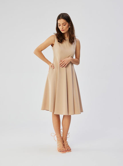 Robe cocktail beige midi évasée sans manches pour soirée élégante et chic. Parfaite pour événements formels ou célébrations de jour.