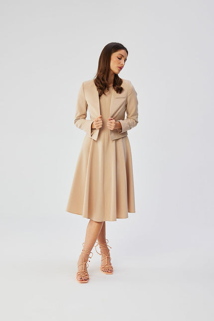 Robe beige midi évasée idéale pour cocktail, style chic et élégante avec manches longues et silhouette trapèze.