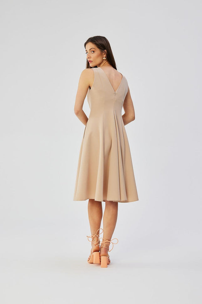 Robe cocktail beige midi évasée sans manches pour soirée chic et élégante.