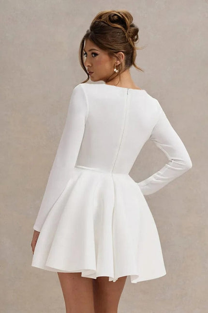 Robe de soirée chic blanche courte trapèze manches longues élégante idéale pour un mariage invité.