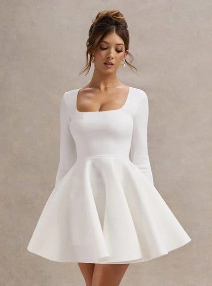 Robe blanche courte trapèze de soirée chic, élégante avec manches longues pour mariage invité.