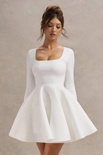 Robe blanche courte trapèze de soirée chic, élégante avec manches longues pour mariage invité.