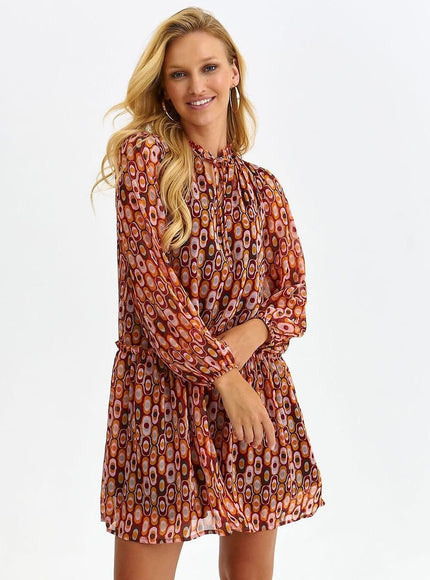 Robe courte champêtre terracotta à manches longues, idéale pour cocktail ou événement décontracté.