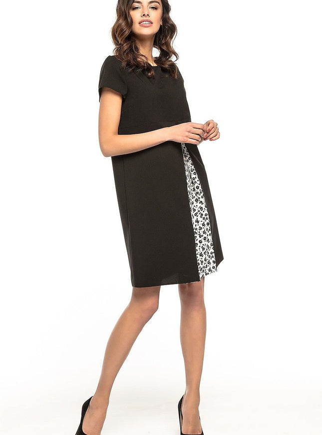 Robe noire chic midi à manches courtes avec détail imprimé pour cocktail ou soirée.