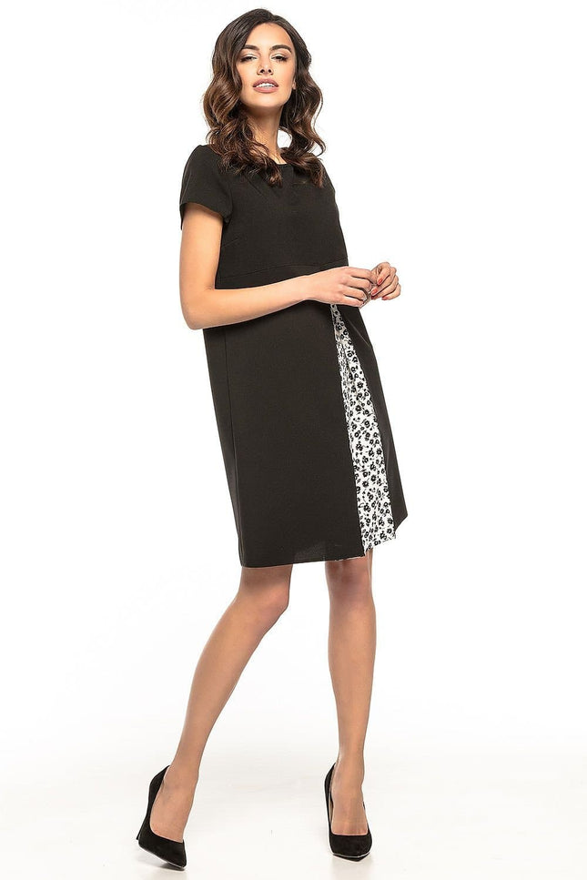 Robe noire chic midi à manches courtes avec détail imprimé pour cocktail ou soirée.