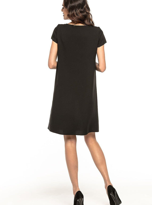 Robe noire chic midi à manches courtes pour cocktail ou soirée simple, silhouette droite élégante.