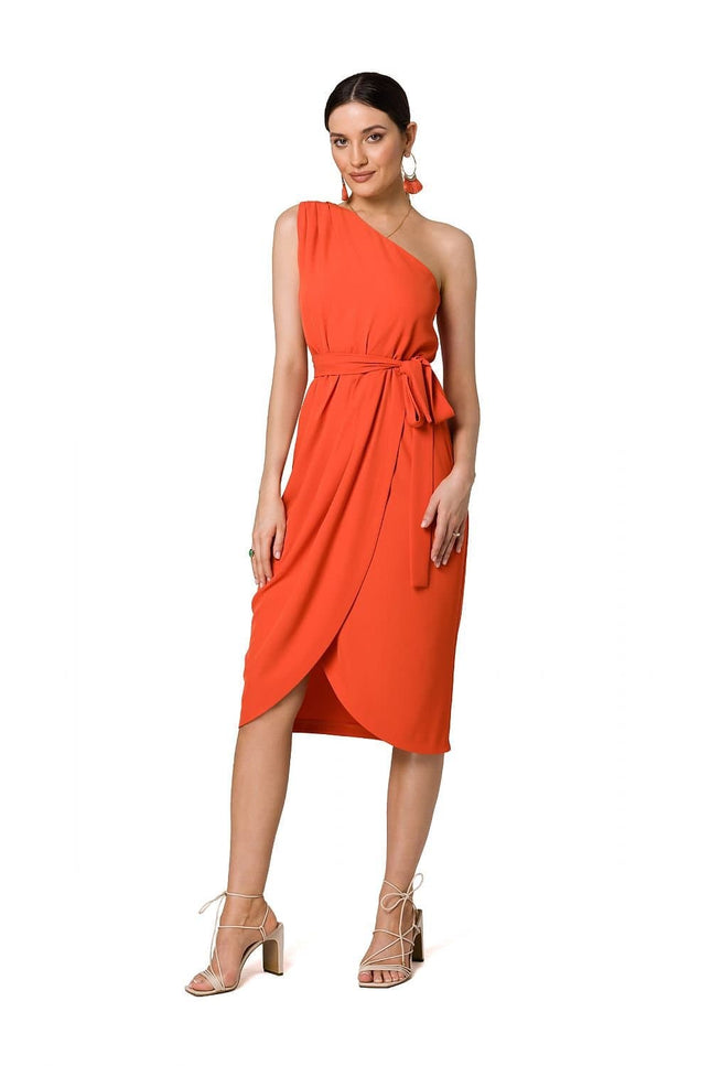 Robe cocktail orange midi élégante sans manches avec ceinture, parfaite pour une soirée ou un événement spécial.