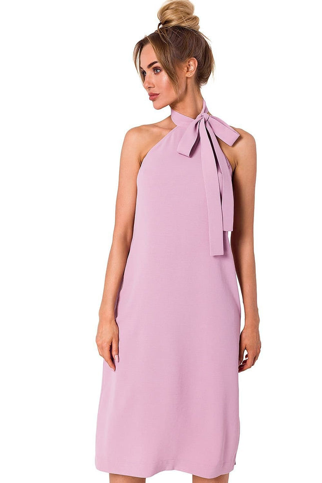 Robe cocktail rose midi sans manches avec nœud au cou pour un look chic et élégant.