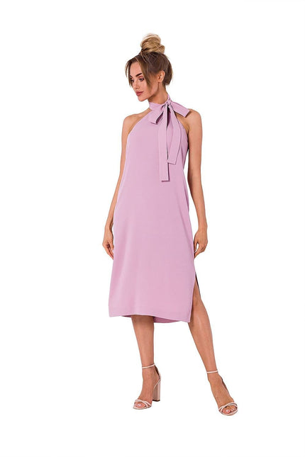 Robe de cocktail rose midi sans manches avec nœud au cou et fente latérale, élégante pour événements chics et soirées.