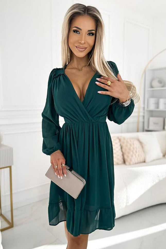 Robe cocktail verte sauge manche longue, décolleté, midi, silhouette droite pour soirée chic.