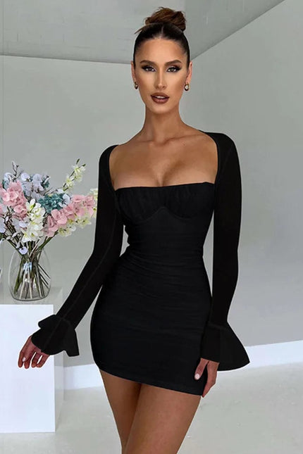 Robe courte noire soirée chic avec manches longues transparentes et décolleté carré, idéale pour cocktail ou événement glamour.