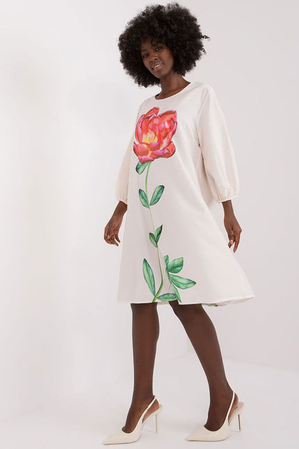 Robe fleurie blanche à manches longues et coupe midi idéale pour un look chic décontracté ou pour une soirée printanière.