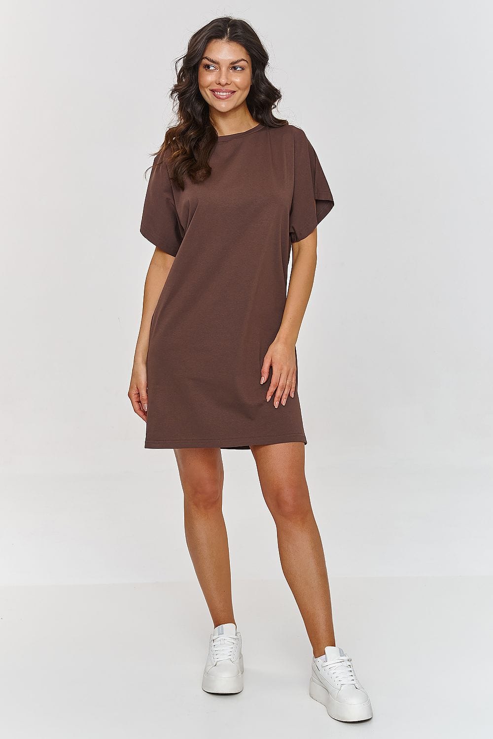 robe courte casual en coton style t-shirt ample pour l'été avec coupe droite et manches courtes