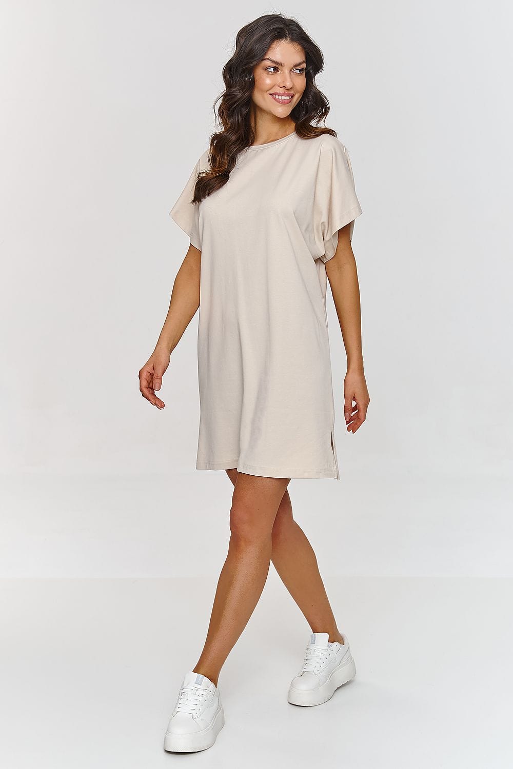 robe courte casual ample en t-shirt pour l'été, confortable et fluide, parfaite pour un look décontracté