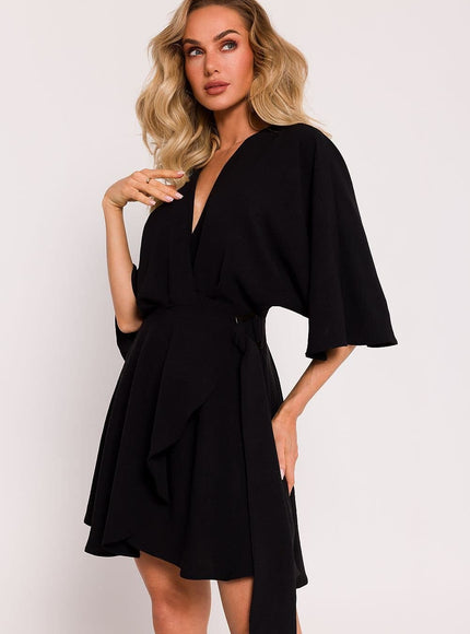 Robe courte de soirée noire chic avec manches courtes et taille ceinturée, idéale pour cocktail ou évènement élégant.