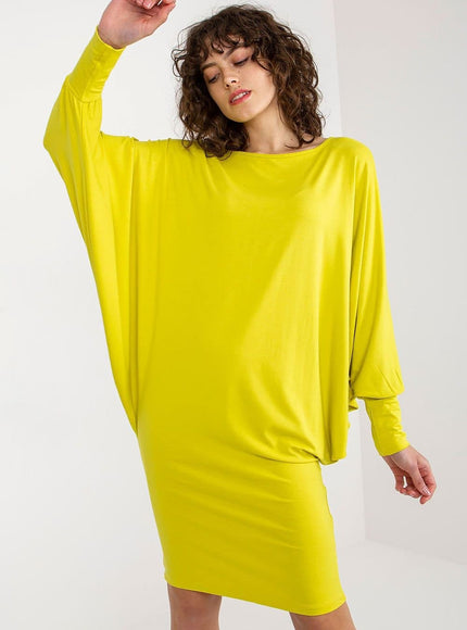 Robe jaune fluide midi avec manches longues pour soirée simple ou événement casual, tissu confortable et élégant.