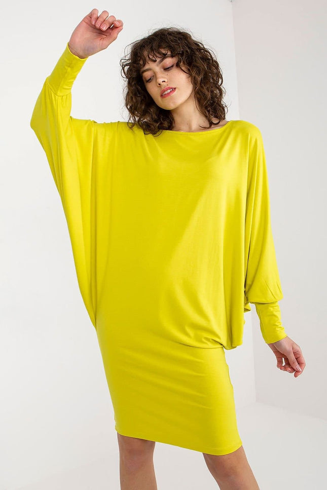 Robe jaune fluide midi avec manches longues pour soirée simple ou événement casual, tissu confortable et élégant.