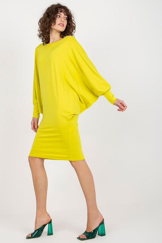 Robe jaune fluide midi avec manches longues pour un style casual et confortable, idéale pour une soirée simple ou un événement en été.