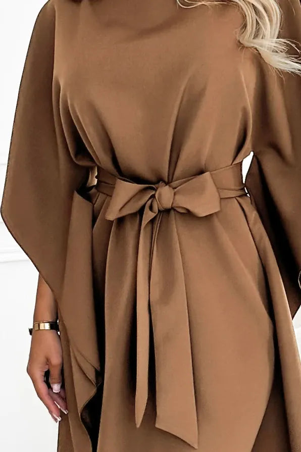 Robe courte marron ceinturée fluide