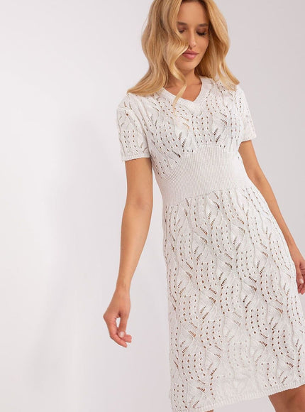 Robe crochet blanche midi d'été à manches courtes et silhouette droite pour femme, parfaite pour une soirée ou un événement estival.