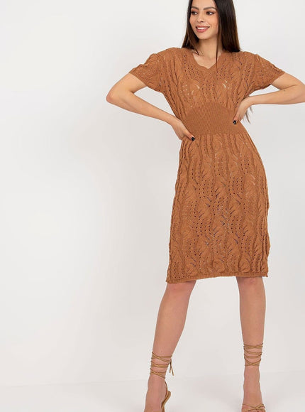 Robe pull terracotta midi moulante pour look casual ou bureau, manches courtes et col en V, en tricot ajouré.