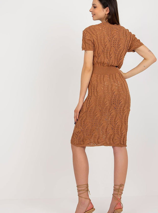 Robe pull terracotta midi moulante avec manches courtes pour un look casual chic et confortable.