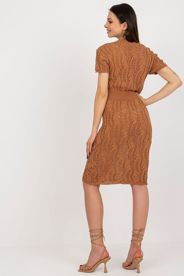 Robe pull terracotta midi moulante avec manches courtes pour un look casual chic et confortable.