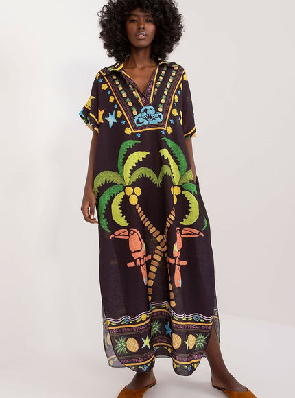 Robe plage bohème longue noire avec manches courtes et motifs tropicaux pour femme, idéale pour une allure détendue.